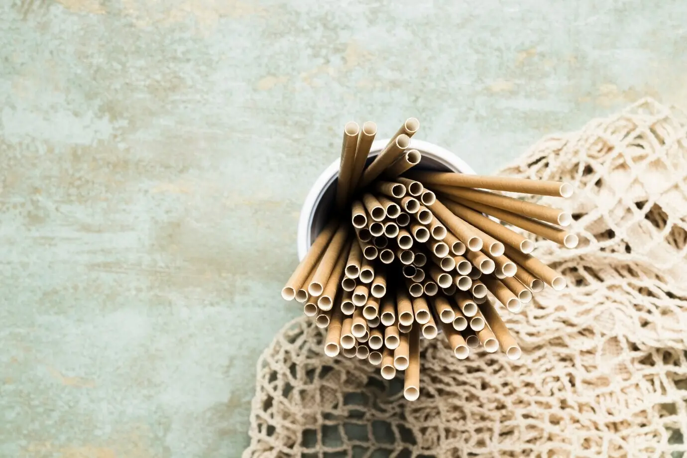 Draufsicht auf Papierstrohhalme in einem Becher mit Platz für Text